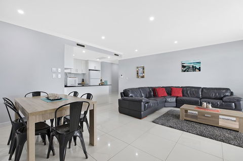 Lakeside Waterfront Apartment The Entrance - Tourism Townsville 5