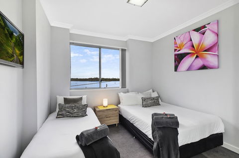 Lakeside Waterfront Apartment The Entrance - Tourism Townsville 10