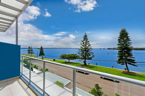 Lakeside Waterfront Apartment The Entrance - Tourism Townsville 33