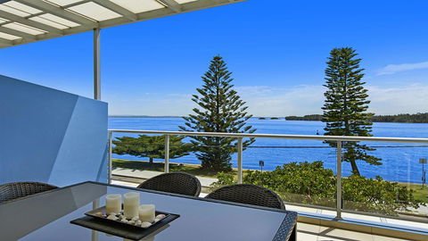 Lakeside Waterfront Apartment The Entrance - Tourism Townsville 0