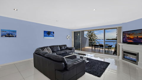 Lakeside Waterfront Apartment The Entrance - Tourism Townsville 6