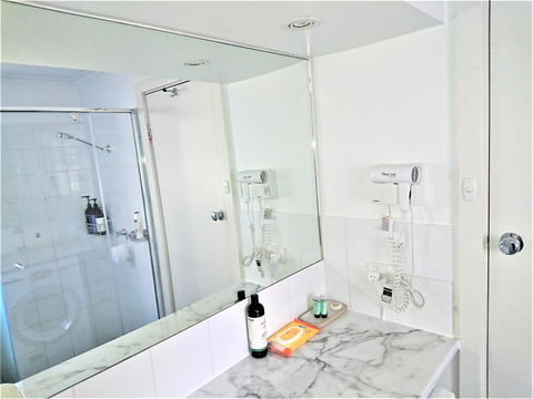 Hi 5 Glenelg Studio Apartment - Tourism Townsville 6