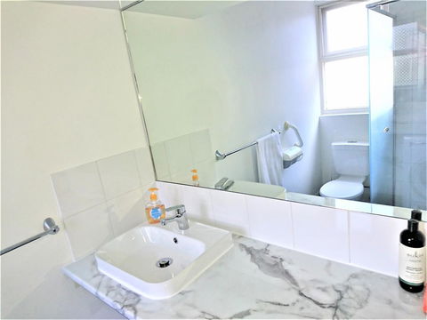 Hi 5 Glenelg Studio Apartment - Tourism Townsville 9