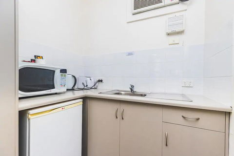 Hi 5 Glenelg Studio Apartment - Tourism Townsville 7