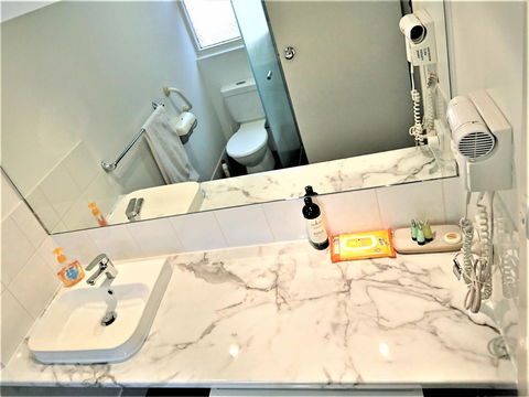 Hi 5 Glenelg Studio Apartment - Tourism Townsville 5