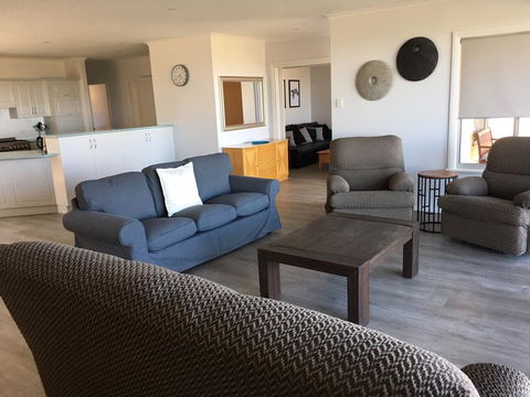 Emu Bay Holiday Homes - Tourism Townsville 30