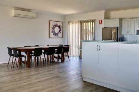 Emu Bay Holiday Homes - Tourism Townsville 17