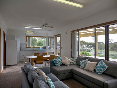 Emu Bay Holiday Homes - Tourism Townsville 7