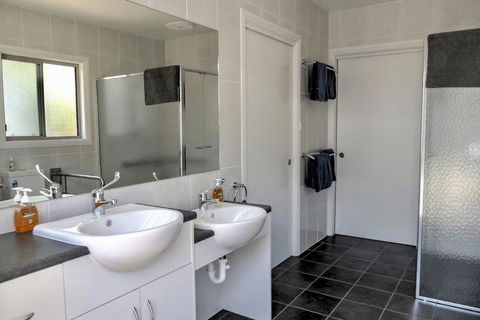 Emu Bay Holiday Homes - Tourism Townsville 14
