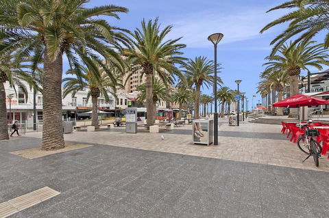 Glenelg Seaside Apartment - Tourism Townsville 8