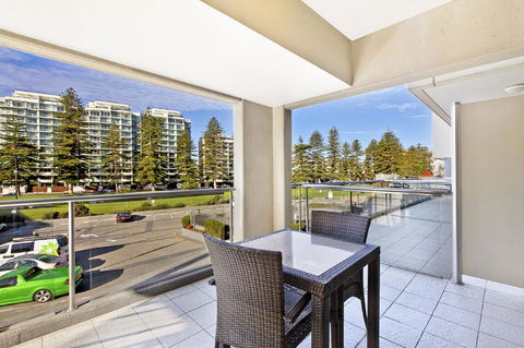 Glenelg Seaside Apartment - Tourism Townsville 11