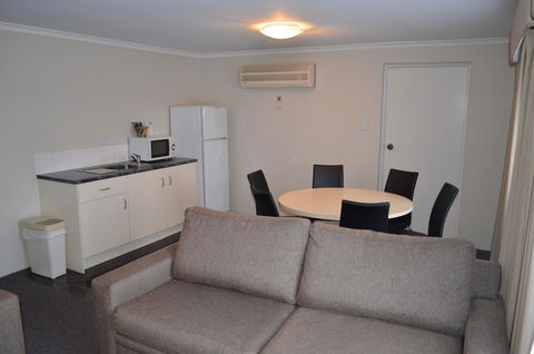 Arkana Motor Inn & Terrace Apartments - Tourism Townsville 11