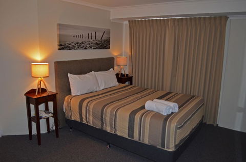Arkana Motor Inn & Terrace Apartments - Tourism Townsville 1