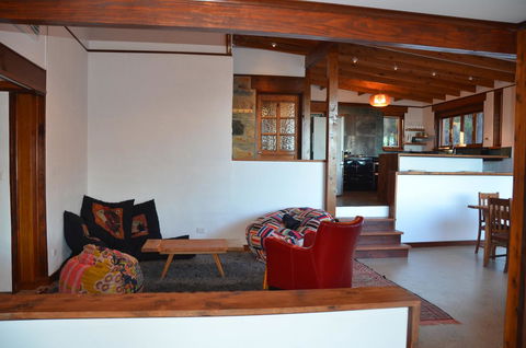 Of Stone & Wood Guesthouse - Tourism Townsville 8