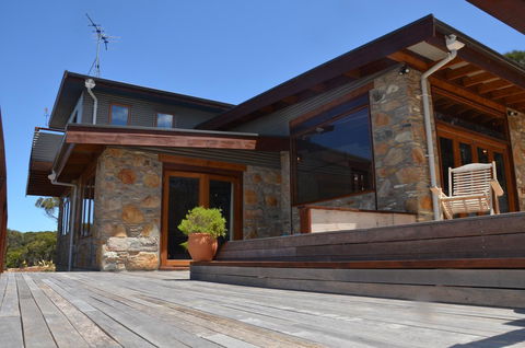 Of Stone & Wood Guesthouse - Tourism Townsville 1