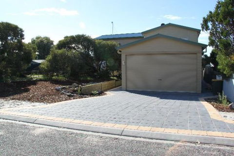 LAS ARENAS - The Sands - BEACH HOUSE - Tourism Townsville 0