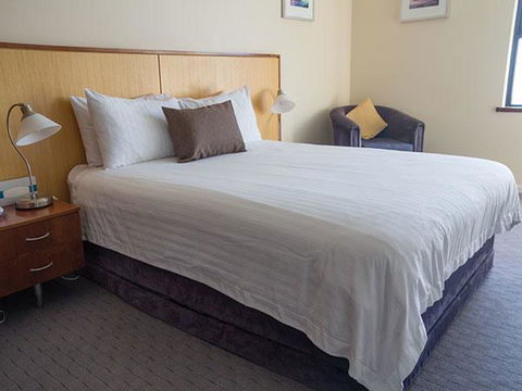 Ocean Beach Hotel - Tourism Townsville 0