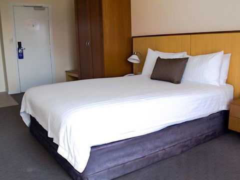 Ocean Beach Hotel - Tourism Townsville 2