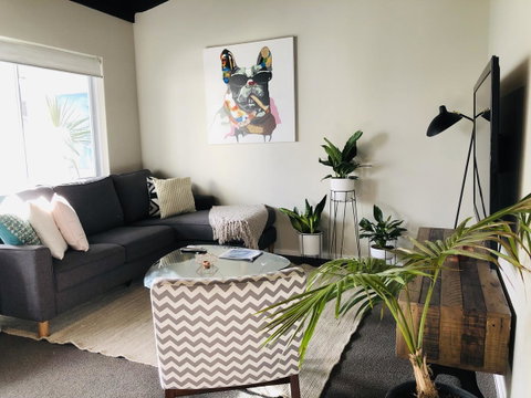 West Beach Lagoon 220 Stylish And Cozy - Tourism Townsville 4