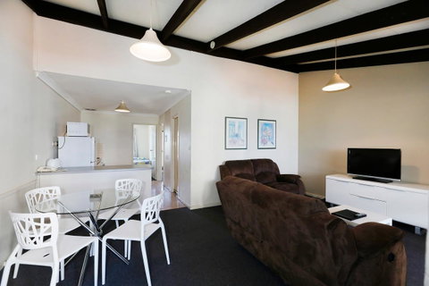 West Beach Lagoon 123 - Location & Views!!! - Tourism Townsville 8