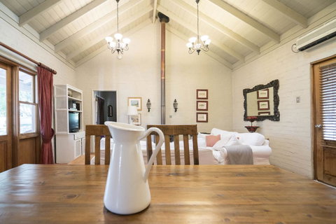 Thistle Hill Guesthouse - Walk To Many Wineries And Restaurants - Tourism Townsville 30