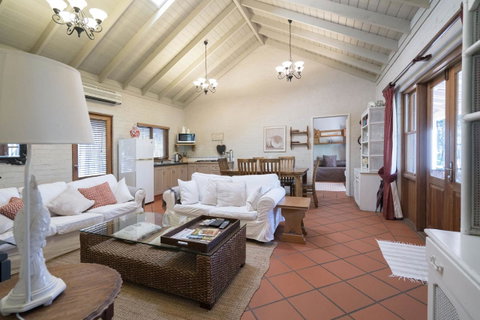 Thistle Hill Guesthouse - Walk To Many Wineries And Restaurants - Tourism Townsville 34
