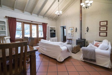 Thistle Hill Guesthouse - Walk To Many Wineries And Restaurants - Tourism Townsville 32