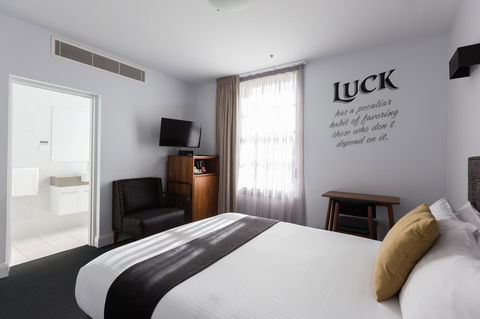 The Lucky Hotel - Tourism Townsville 3