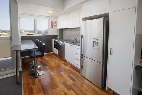 Honeysuckle Executive Apartments - Tourism Townsville 4