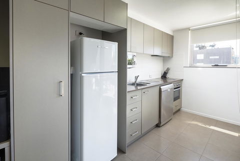 Honeysuckle Executive Apartments - Tourism Townsville 5