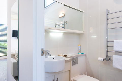 By The Beach B&B Self Contained Apartments - Tourism Townsville 12