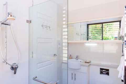 By The Beach B&B Self Contained Apartments - Tourism Townsville 10