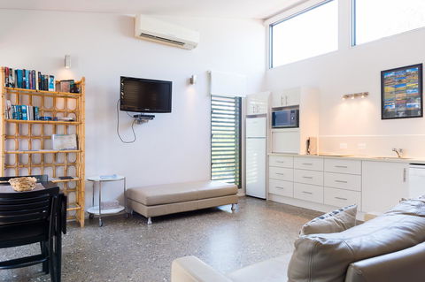 By The Beach B&B Self Contained Apartments - Tourism Townsville 9