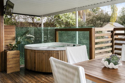 The Spa Cottage With HotTub, Netflix & Stan - Tourism Townsville 24