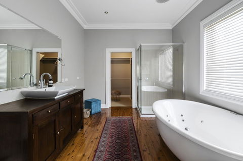 The Spa Cottage With HotTub, Netflix & Stan - Tourism Townsville 12