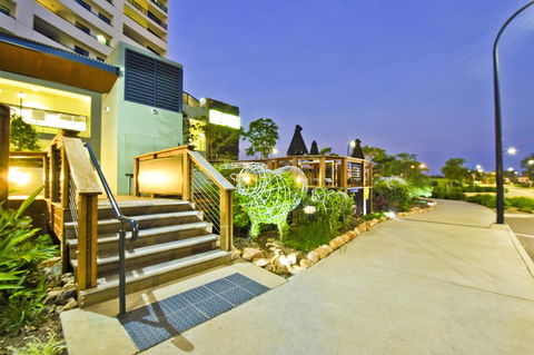 Nomikis\'On The Avenue - Tourism Townsville 2