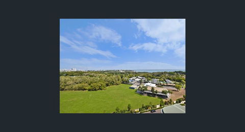 Nomikis\'On The Avenue - Tourism Townsville 0
