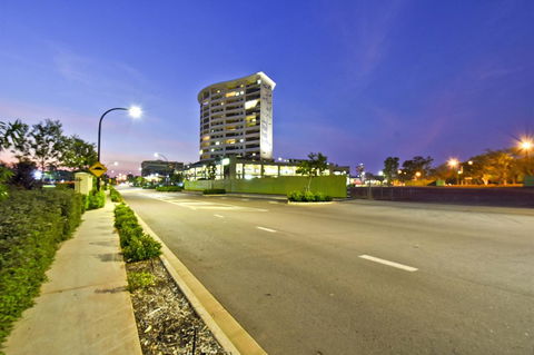 Nomikis\'On The Avenue - Tourism Townsville 10