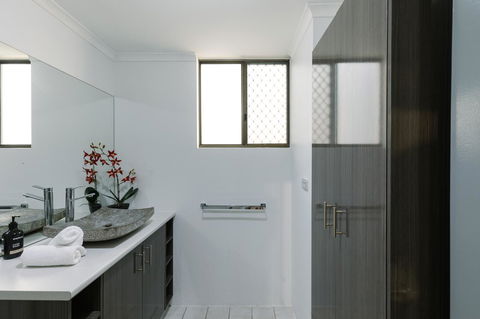 CitySide Apartment - 2 Bedroom With Private Courtyard - Tourism Townsville 21