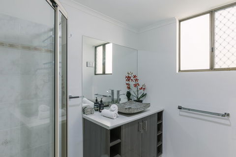 CitySide Apartment - 2 Bedroom With Private Courtyard - Tourism Townsville 16
