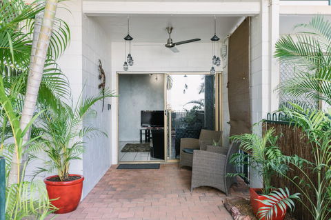 CitySide Apartment - 2 Bedroom With Private Courtyard - Tourism Townsville 7