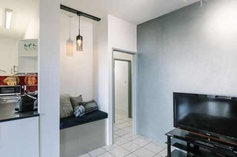 CitySide Apartment - 2 Bedroom With Private Courtyard - Tourism Townsville 8