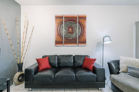 CitySide Apartment - 2 Bedroom With Private Courtyard - Tourism Townsville 4