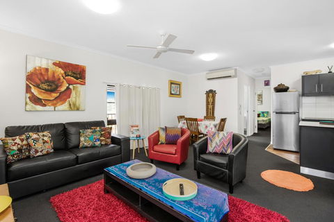 BOUTIQUE APARTMENTS BEACH LOCATION - Tourism Townsville 0