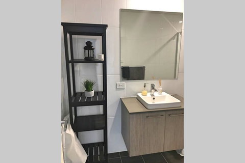 Bright, Modern, Stylish - Top Floor Apt - Woden - Tourism Townsville 1