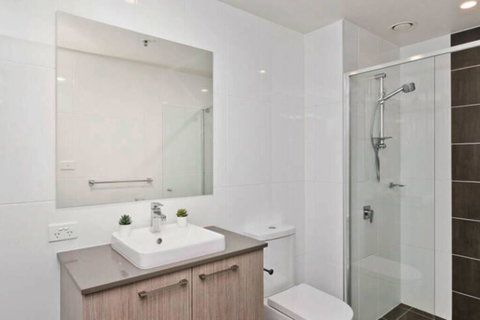 Bright, Modern, Stylish - Top Floor Apt - Woden - Tourism Townsville 3