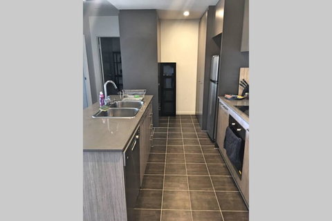 Bright, Modern, Stylish - Top Floor Apt - Woden - Tourism Townsville 0