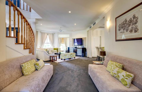 Broadbeach Waterfront Holiday House - Tourism Townsville 3