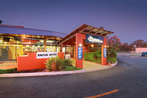 Brook Hotel - Tourism Townsville 0