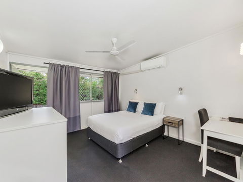 Brook Hotel - Tourism Townsville 1